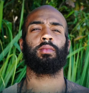 Jarrell Banks caminhando sozinho pela mata durante a travessia no episódio 7 de Náufragos